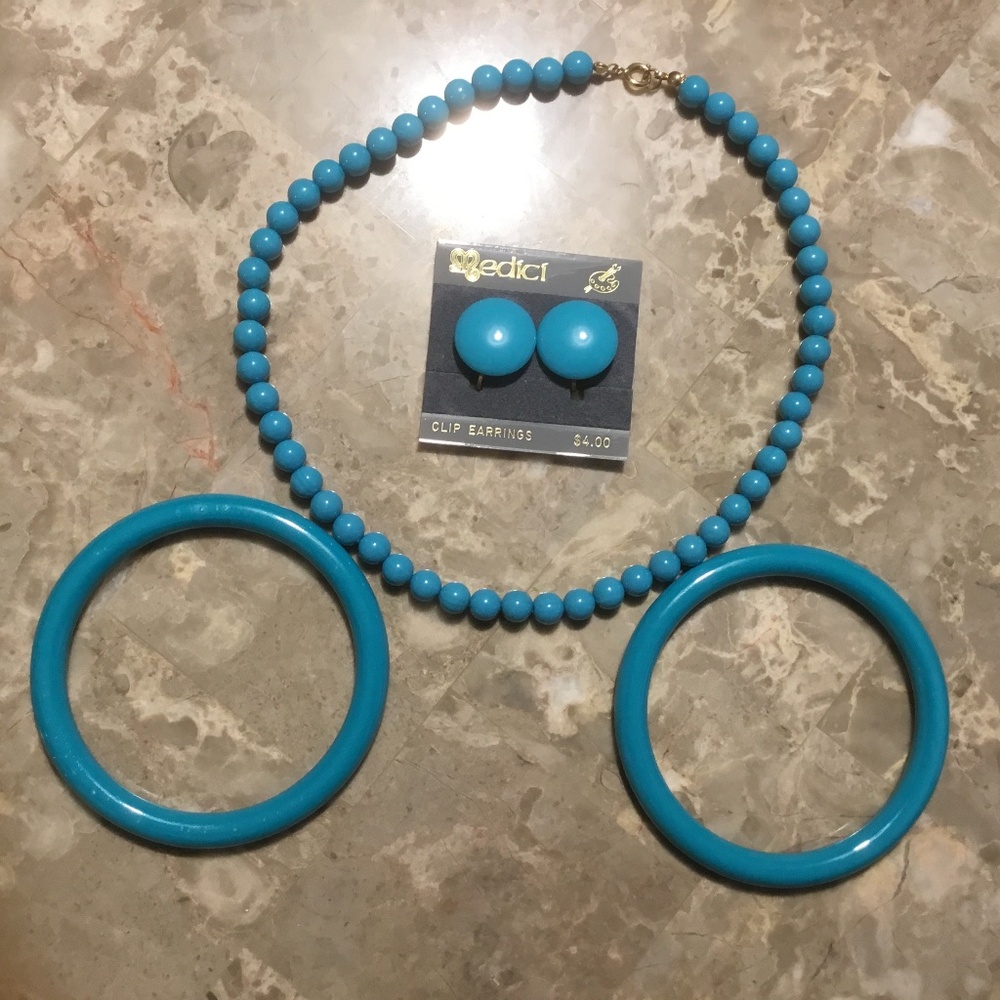 Vintage Costume - Turquoise Necklace, Clip Earrings, and 2 Bracelets. - Picture 3 of 16